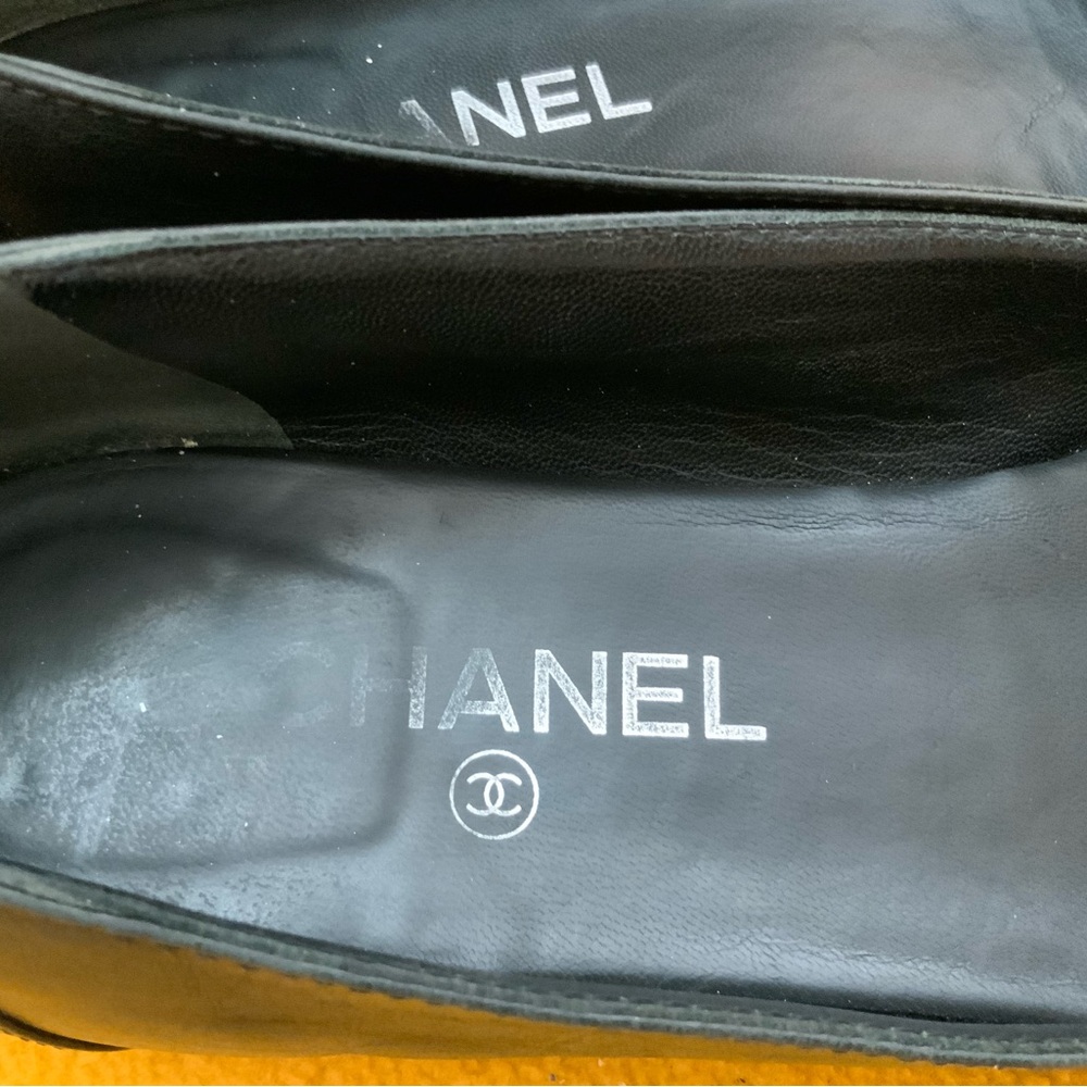 Pair of original Chanel black leather flats with Medallion CC logo size 41 - Picture 2 of 7